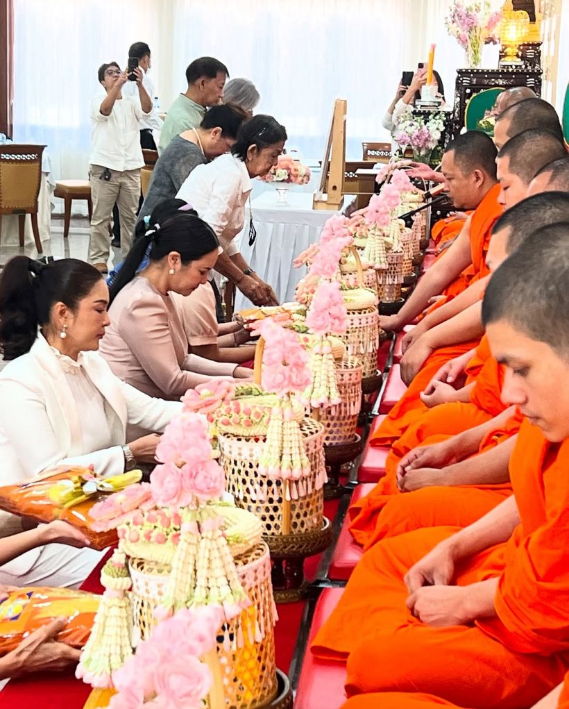 ดาเรีย ร่วมทำบุญ100วัน อ๋อม อรรคพันธ์ กับครอบครัวนะมาตย์สุดอบอุ่น