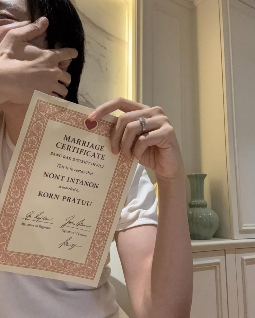 นักแสดงชื่อดัง โชว์ทะเบียนสมรส หลังยอมรับกำลังอุ้มท้อง