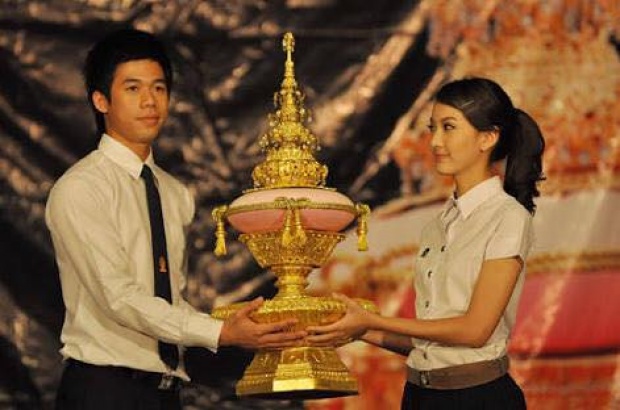 ความงดงามของโลกใบนี้ แอฟ -แต้ว ร่วมอัญเชิญพระเกี้ยวในงานจุฬาฯ 100 ปี 