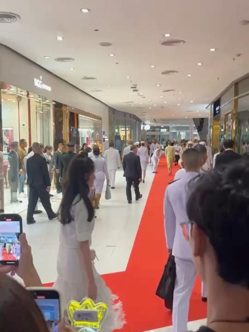 นักแสดงสาวท็อป ปลื้มปีติ เผยภาพเข้าเฝ้าฯ พระราชินี