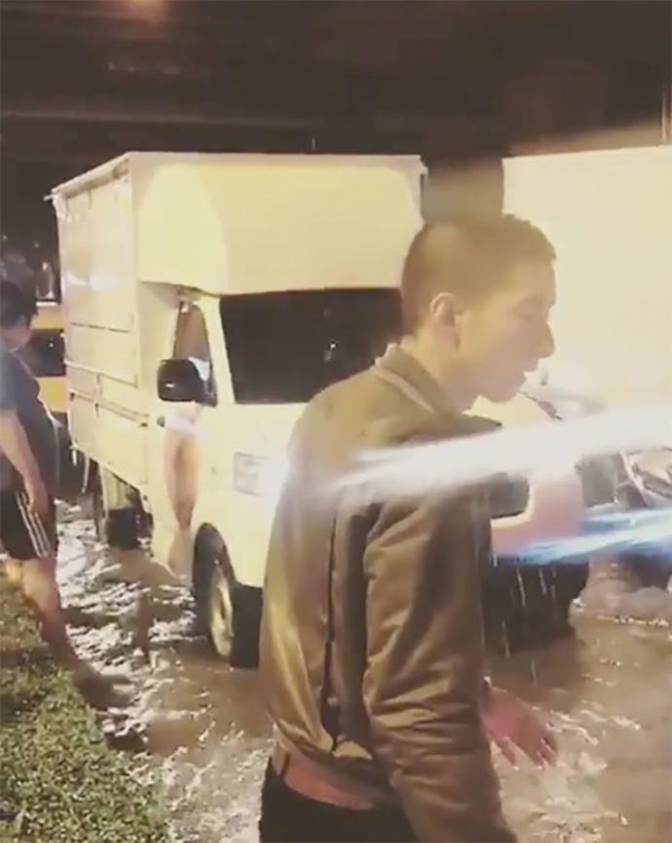 คนจริงทำจริง!! โตโน่ สวมบทฮีโร่ ลุยฝนลุยน้ำ ช่วยโบก-เข็นรถเสีย คืนฝนกระหน่ำ กทม.(คลิป)