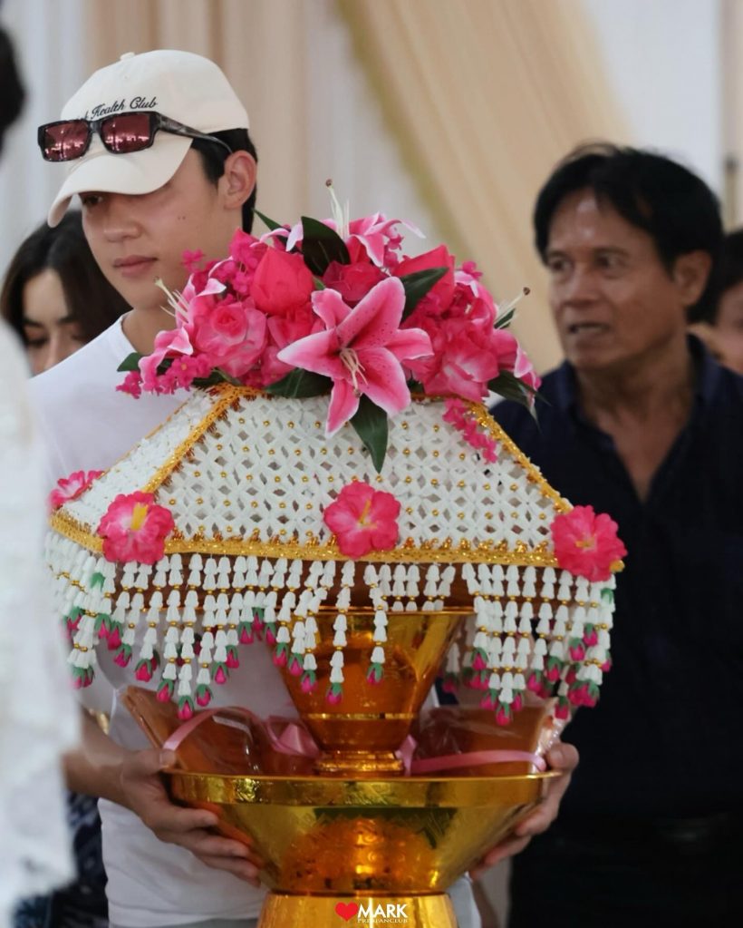 น่ารักมาก! คู่รักน้อยสีเกี่ยวก้อยทำบุญกฐินใหญ่ ซ่อมหลังคาโบสถ์
