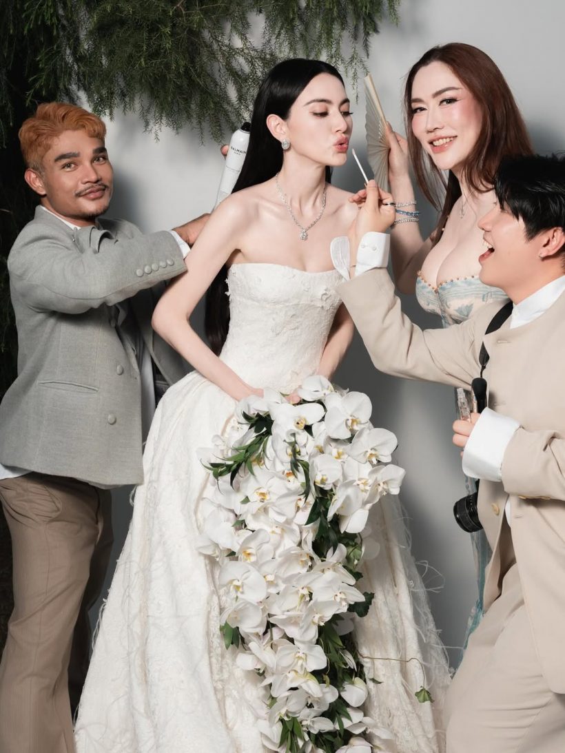 ใครเอ่ย? ยืนข้าง ใหม่ ดาวิกา แต่สวยสะพรึงจนลืมมองเจ้าสาว