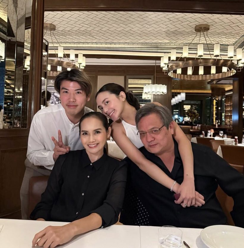 สละโสด..ลูกสาวคู่รักดารา เซย์เยสแฟนหนุ่มทายาทอสังหาฯ คุกเข่าขอแต่ง