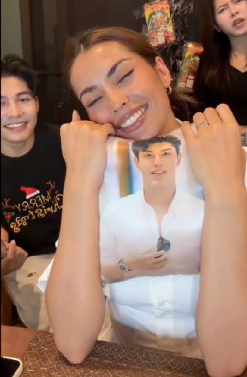 แห่แชร์! ภาพลับแอนโทเนีย กอดหมอนรูปพระเอกดังแน่น