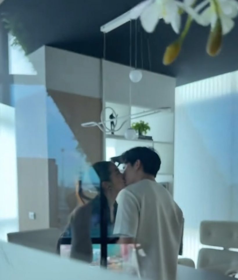 ภาพหลุด! คู่นี้แอบมุ้งมิ้งในห้องส่วนตัว ความสวีททะลุกระจก