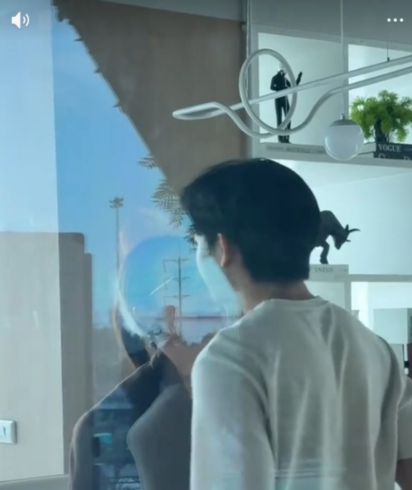 ภาพหลุด! คู่นี้แอบมุ้งมิ้งในห้องส่วนตัว ความสวีททะลุกระจก