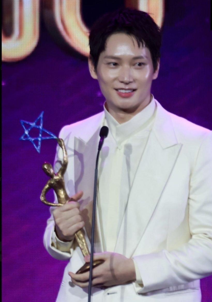 เขินฮอล์แตก!..ไอซ์ซึคว้ารางวัลใหญ่ พร้อมขอบคุณคนรักผ่านจอ