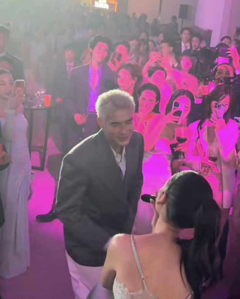 มดขึ้นทั้งงาน! คู่รักดังปล่อยช็อตหวานกลางวิวาห์นึกว่างานตัวเอง