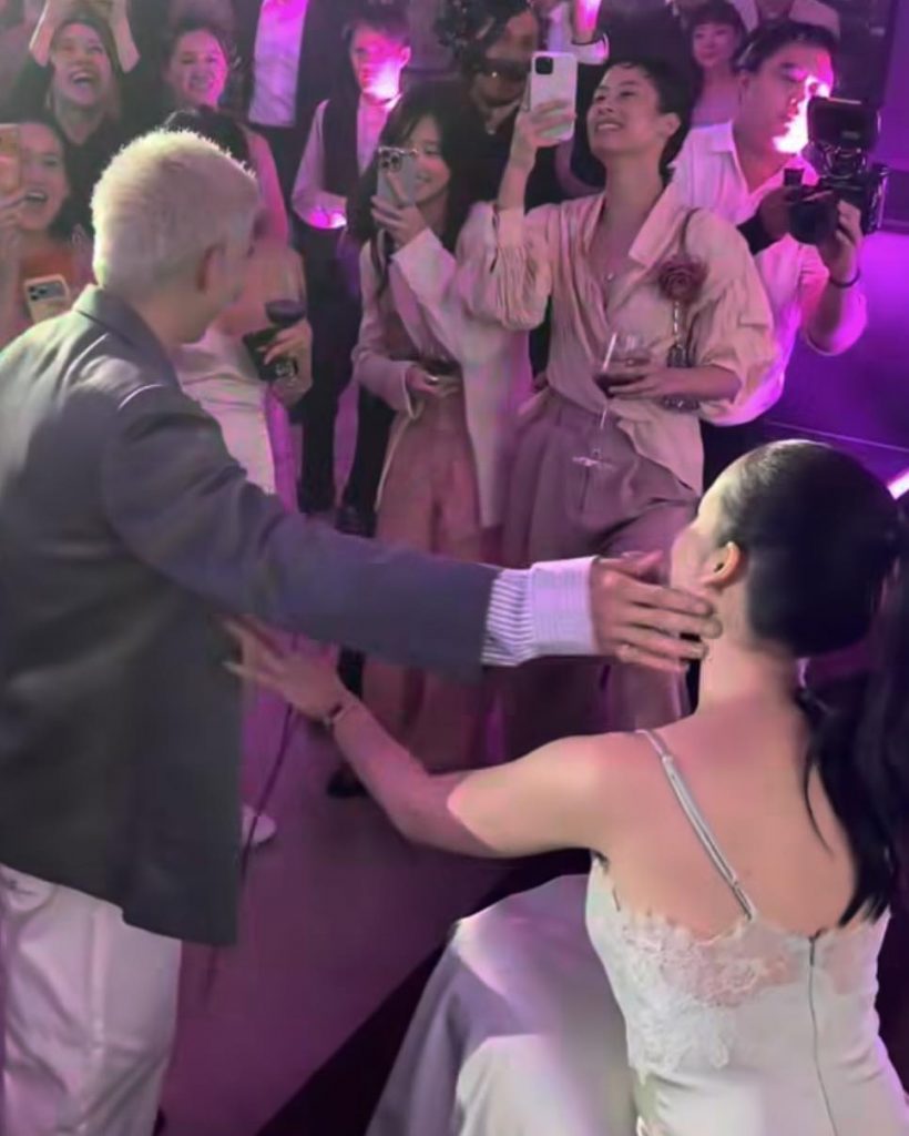 มดขึ้นทั้งงาน! คู่รักดังปล่อยช็อตหวานกลางวิวาห์นึกว่างานตัวเอง