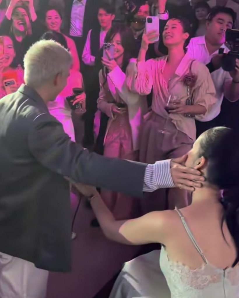 มดขึ้นทั้งงาน! คู่รักดังปล่อยช็อตหวานกลางวิวาห์นึกว่างานตัวเอง