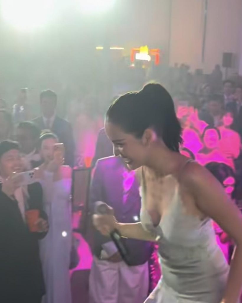 มดขึ้นทั้งงาน! คู่รักดังปล่อยช็อตหวานกลางวิวาห์นึกว่างานตัวเอง