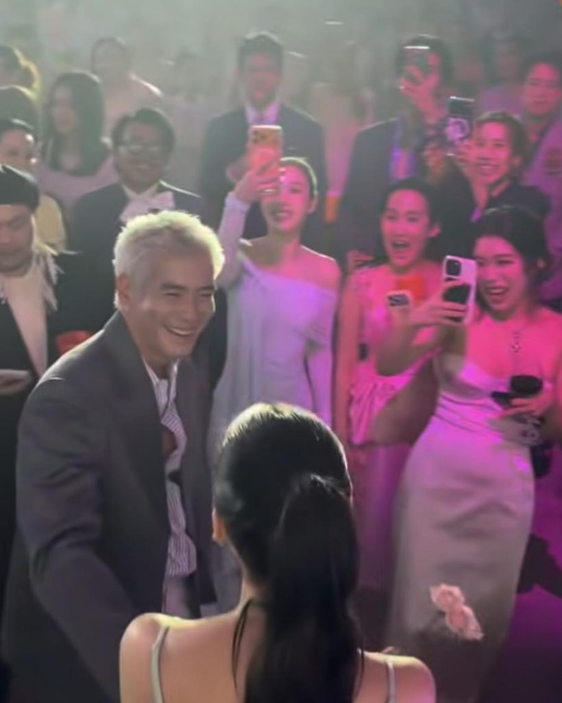 มดขึ้นทั้งงาน! คู่รักดังปล่อยช็อตหวานกลางวิวาห์นึกว่างานตัวเอง