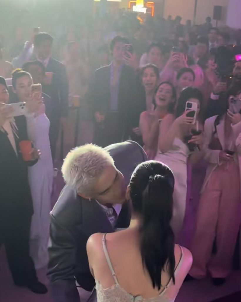 มดขึ้นทั้งงาน! คู่รักดังปล่อยช็อตหวานกลางวิวาห์นึกว่างานตัวเอง