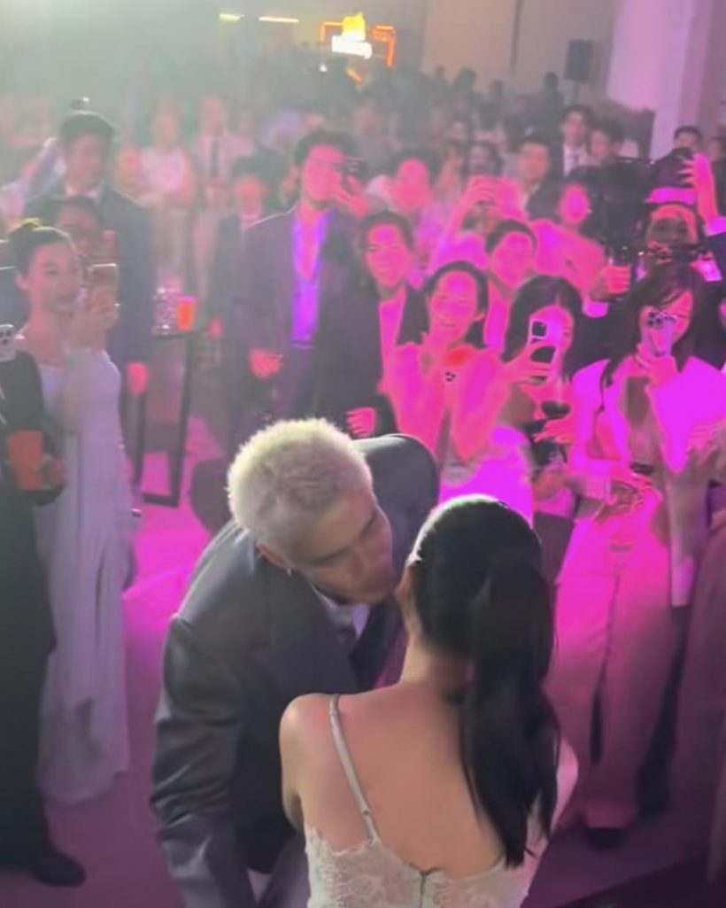 มดขึ้นทั้งงาน! คู่รักดังปล่อยช็อตหวานกลางวิวาห์นึกว่างานตัวเอง