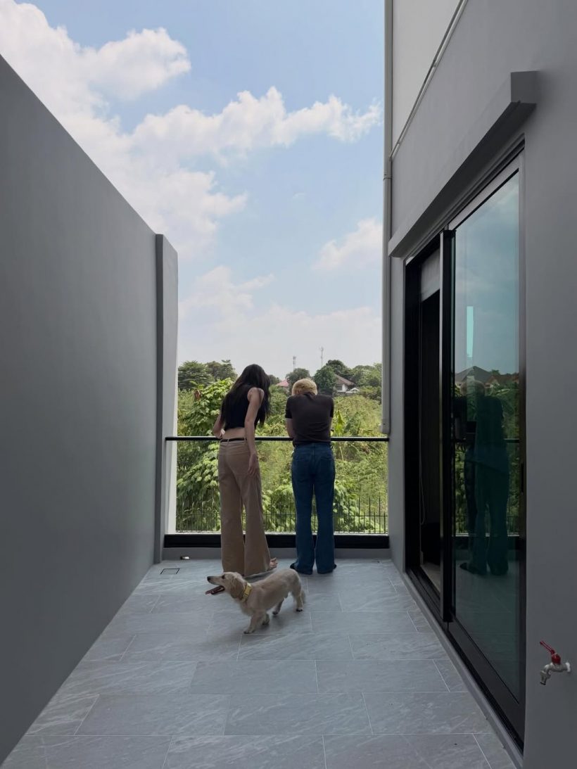 คู่รักคู่นี้ ซื้อบ้านแล้ว ไม่ซีเรียสถ้าคนมองอยู่ก่อนแต่ง