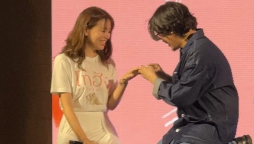 กรี๊ดด! ผกก.โกฮัง คุกเข่าขอแฟนสาวพิธีกร แต่งงานกลางเวที