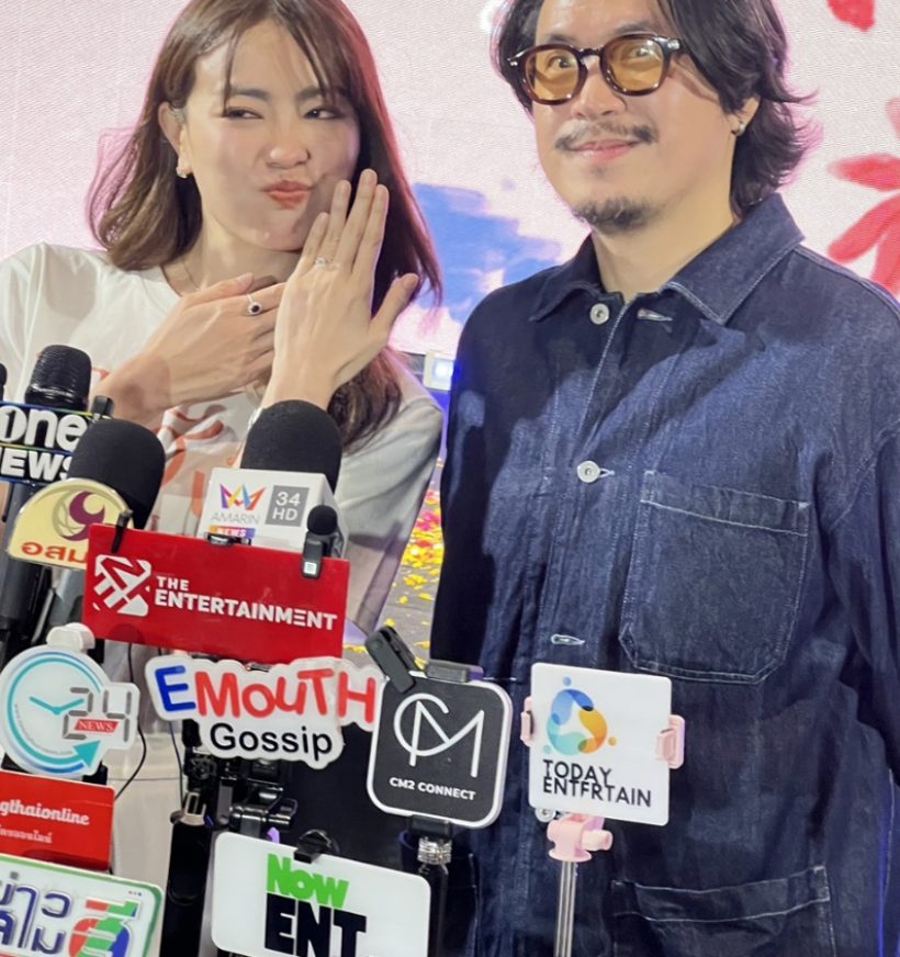 กรี๊ดด! ผกก.โกฮัง คุกเข่าขอแฟนสาวพิธีกร แต่งงานกลางเวที