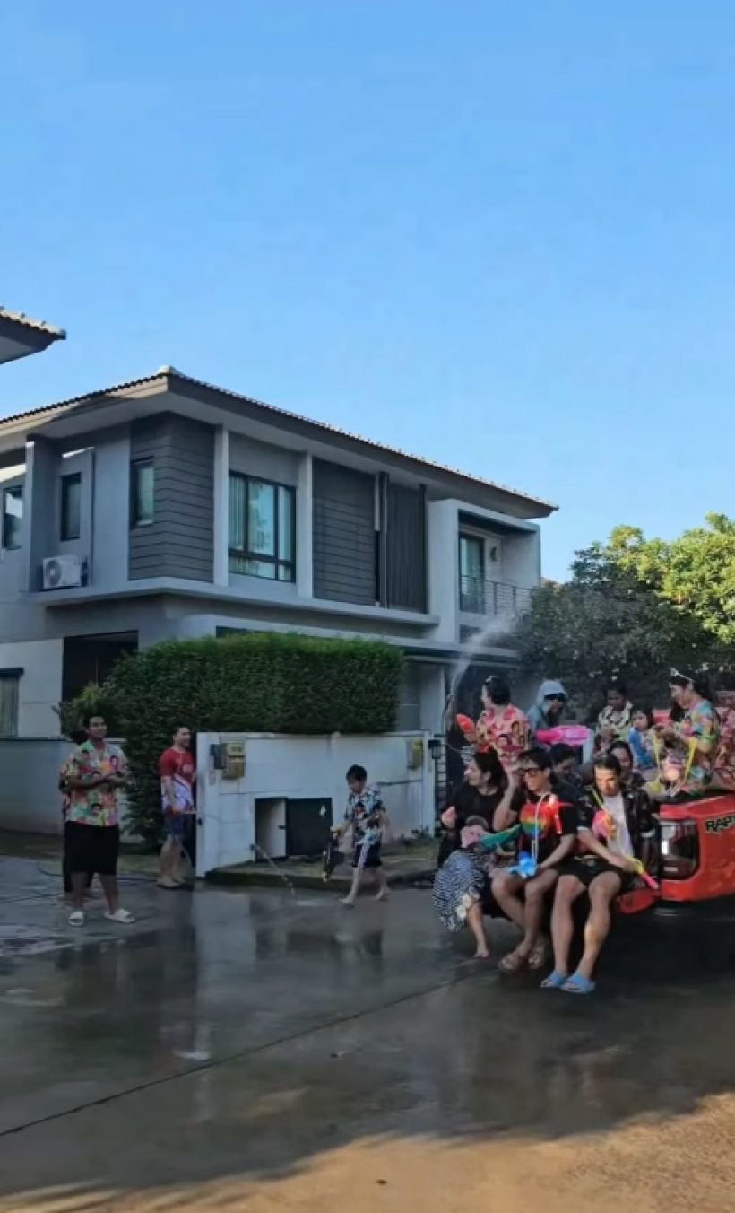 สุดยอด! ลูกดาราดังนั่งท้ายกระบะ เล่นน้ำชิล แม้รวยหมื่นล้าน