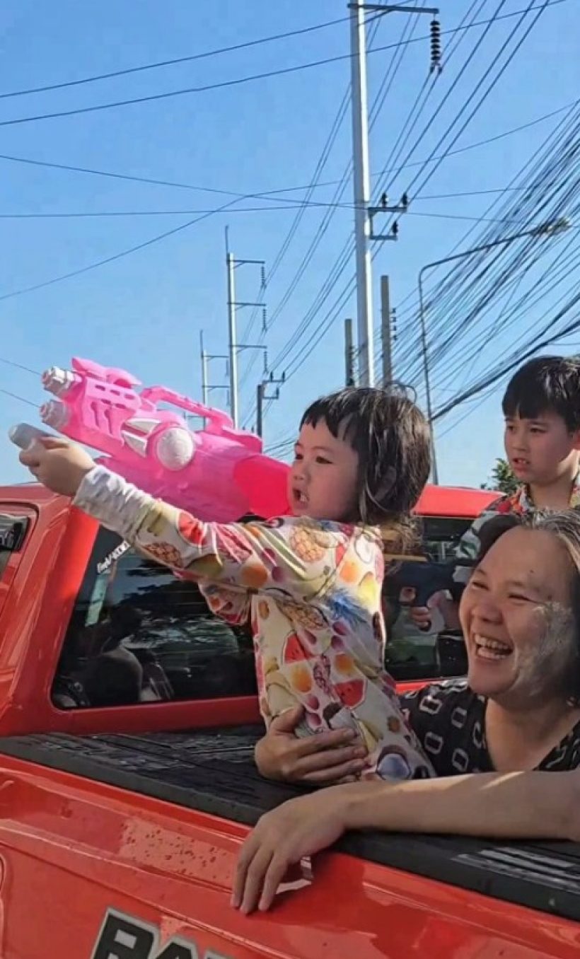 สุดยอด! ลูกดาราดังนั่งท้ายกระบะ เล่นน้ำชิล แม้รวยหมื่นล้าน
