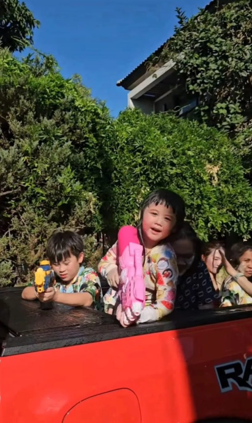 สุดยอด! ลูกดาราดังนั่งท้ายกระบะ เล่นน้ำชิล แม้รวยหมื่นล้าน