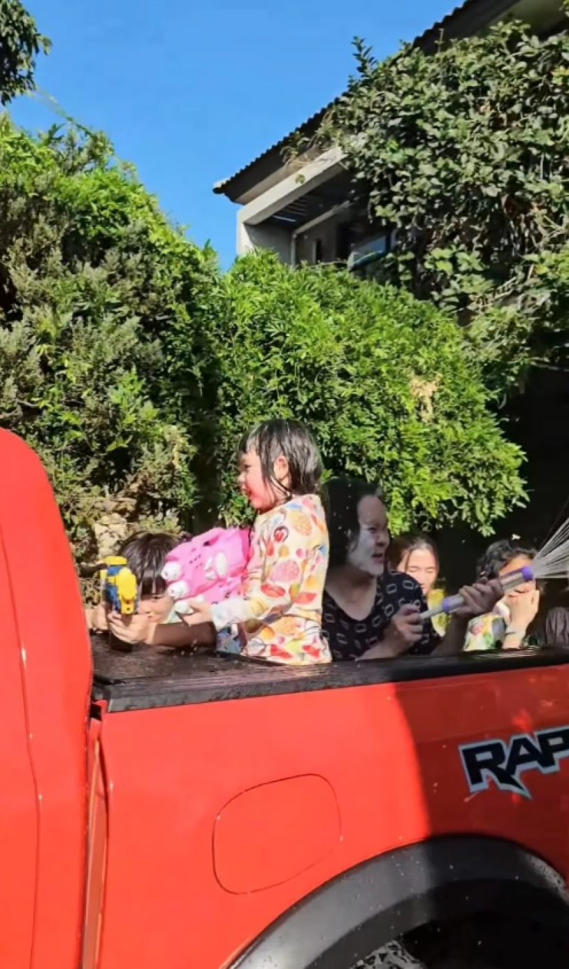 สุดยอด! ลูกดาราดังนั่งท้ายกระบะ เล่นน้ำชิล แม้รวยหมื่นล้าน