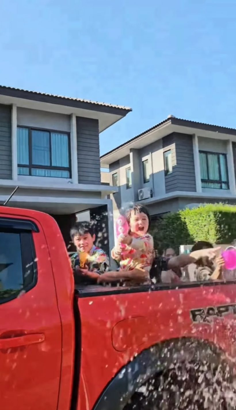 สุดยอด! ลูกดาราดังนั่งท้ายกระบะ เล่นน้ำชิล แม้รวยหมื่นล้าน