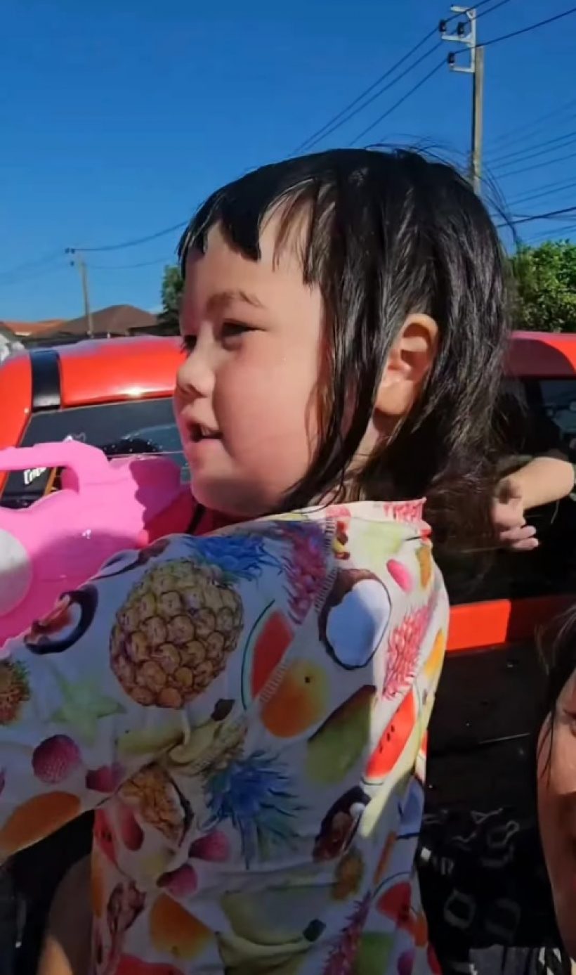 สุดยอด! ลูกดาราดังนั่งท้ายกระบะ เล่นน้ำชิล แม้รวยหมื่นล้าน