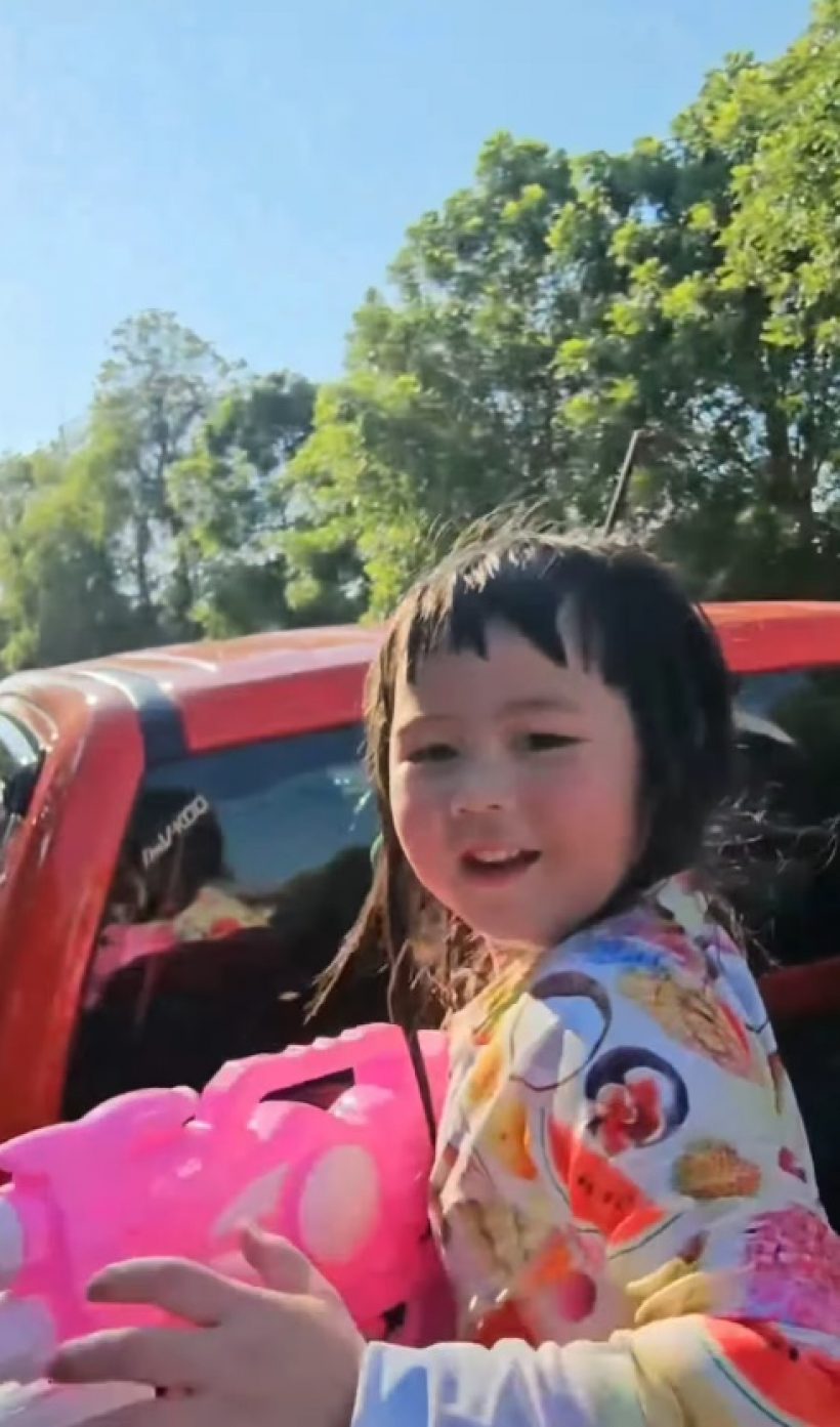 สุดยอด! ลูกดาราดังนั่งท้ายกระบะ เล่นน้ำชิล แม้รวยหมื่นล้าน