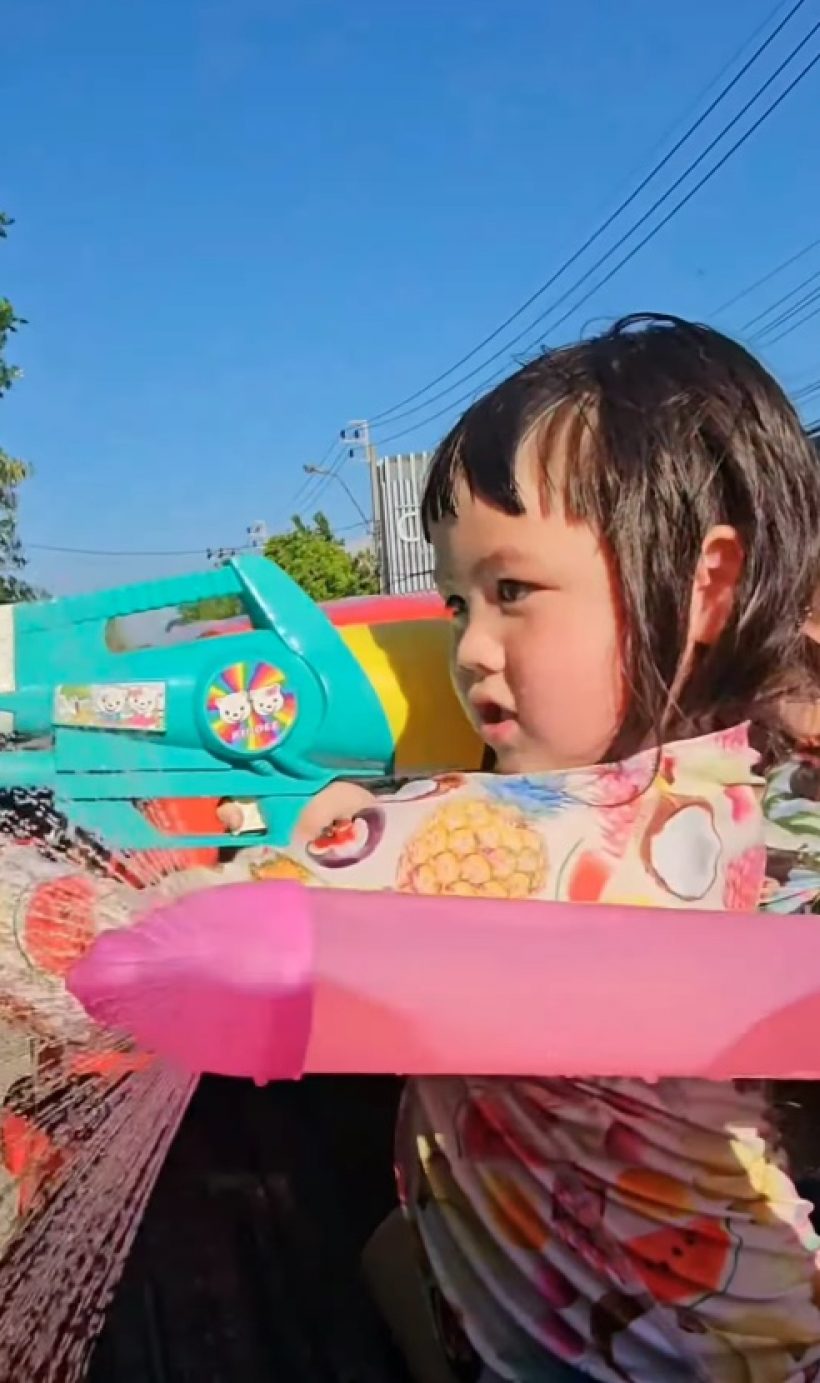 สุดยอด! ลูกดาราดังนั่งท้ายกระบะ เล่นน้ำชิล แม้รวยหมื่นล้าน
