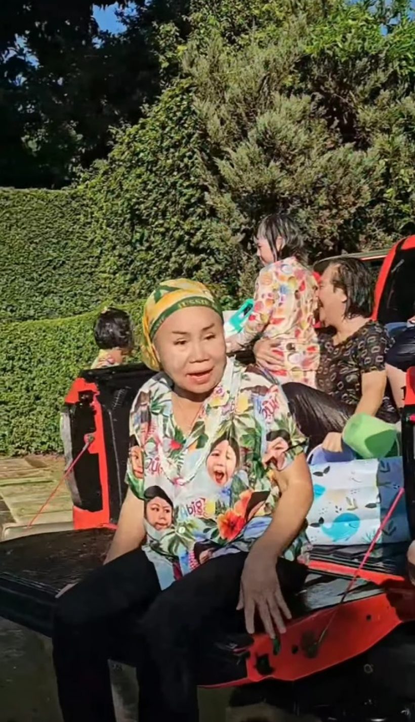 สุดยอด! ลูกดาราดังนั่งท้ายกระบะ เล่นน้ำชิล แม้รวยหมื่นล้าน