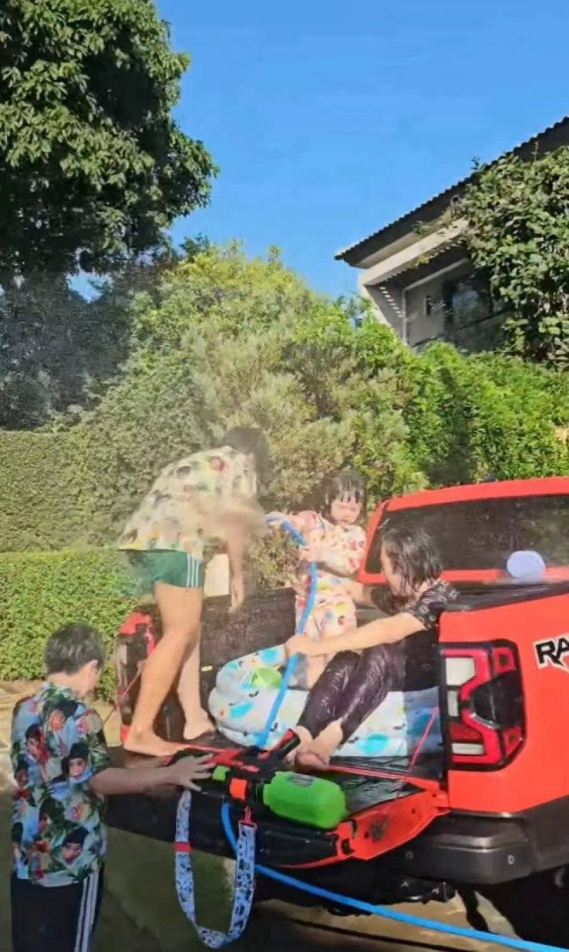 สุดยอด! ลูกดาราดังนั่งท้ายกระบะ เล่นน้ำชิล แม้รวยหมื่นล้าน