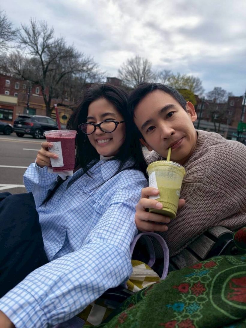 โลกสีชมพู!ก้อยพิธา อวดภาพคู่ฟีลแฟน จูงมือเดินเล่นรับลมหนาว