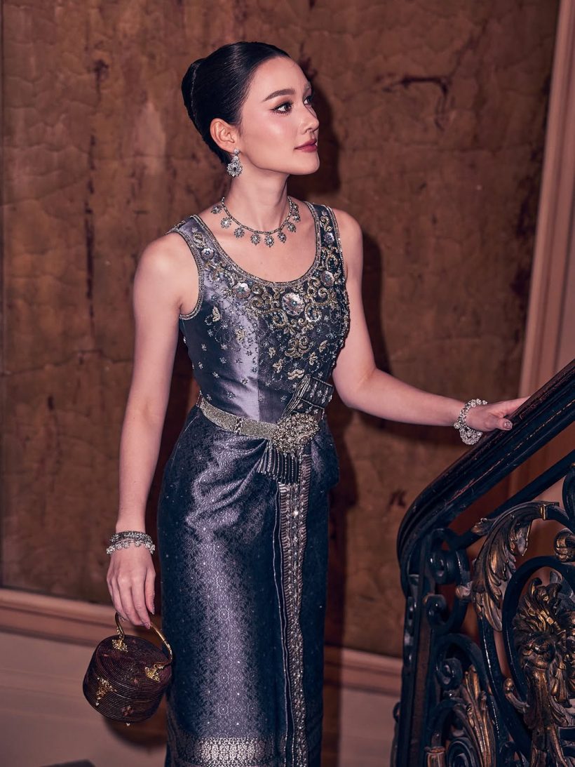 เดียร์น่า ทำถึงมาก! ใส่ชุดไทยพระราชนิยม อวดสายตาชาวโลก