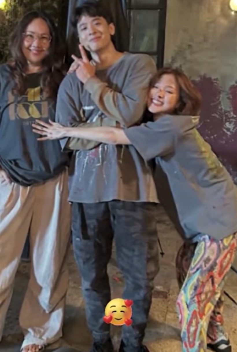 อุ้ยยังไง!? ใบเฟิร์นโอบไหล่หนุ่มรุ่นน้อง แถมใส่เสื้อคล้ายกันอีก!