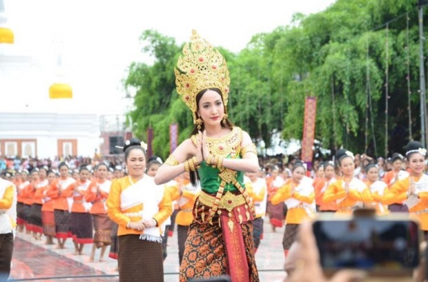 แต้ว ณฐพร ร่วมแสดงในงานบวงสรวงถวายพระบรมธาตุนาดูน ... สวยงดงาม 