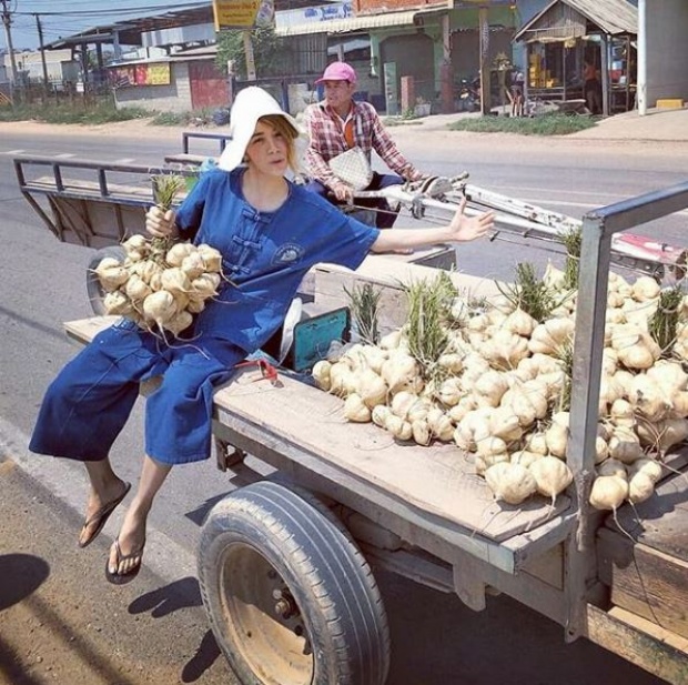 ตะลึงกันทั้งถนน!! สาวขับรถไถ ใช้ชีวิตติดดิน พอมองชัดๆ ถึงได้รู้ว่าเธอคือนักร้องดัง!!?