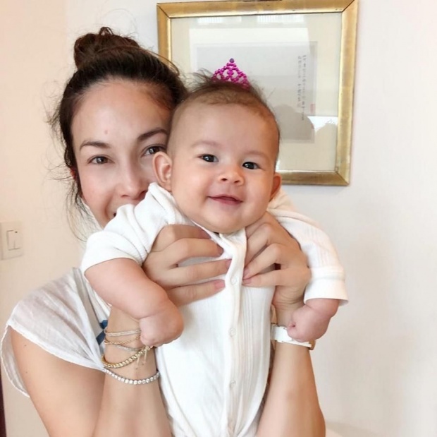 ได้แม่มาเต็มๆ! พอลล่า อวดรอยยิ้มสดใสของ น้องเอลล่า ลูกสาวคนเล็ก