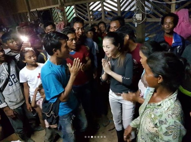 สวมกอดน้ำตาไหล!! เปิดวินาที “หญิงลี ศรีจุมพล” ลุยช่วยเหลือชาวบ้านที่ประเทศลาว (มีคลิป)