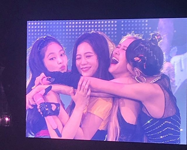 เห็นภาพแล้วอมยิ้มตาม! “ตายายลิซ่า” เดินเข้าอิมแพ็คเพื่อชม “คอนเสิร์ต Blackpink” ลั่น! ความฝันเป็นจริงแล้ว