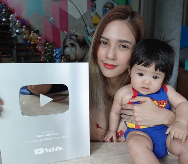 “อุ้ม ลักขณา” สุดดีใจ! อุ้ม “น้องดิสนีย์” ถ่ายรูปคู่กับโล่เงิน Youtube ลั่น! ขอบคุณที่เอ็นดูครอบครัวเรา 