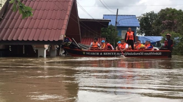 คนไทยไม่ทิ้งกัน! เจ เจตริน นำทีมมอบถุงยังชีพ ช่วยน้ำท่วมอีสาน