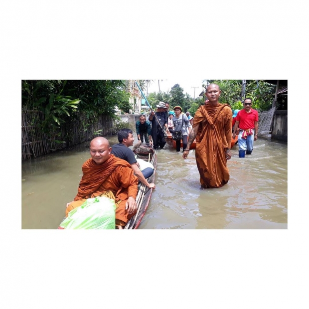 คนไทยไม่ทิ้งกัน! เจ เจตริน นำทีมมอบถุงยังชีพ ช่วยน้ำท่วมอีสาน