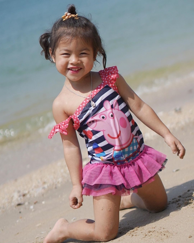 แววนางแบบก็มา!  น้องไนร่า ลูกสาว กาย-ฮารุ อวดลีลาสุดน่ารัก ถ่ายรูปริมหาด 