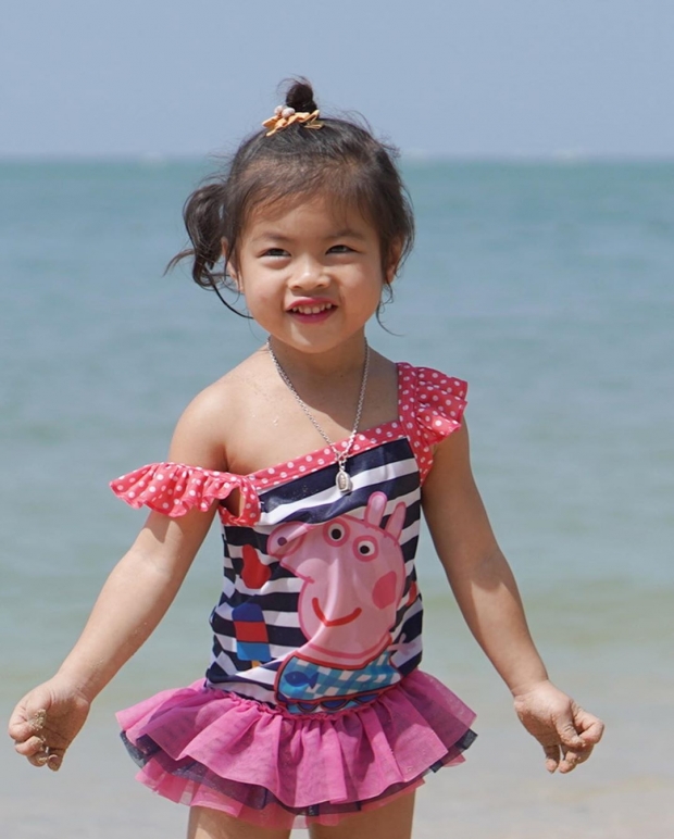 แววนางแบบก็มา!  น้องไนร่า ลูกสาว กาย-ฮารุ อวดลีลาสุดน่ารัก ถ่ายรูปริมหาด 