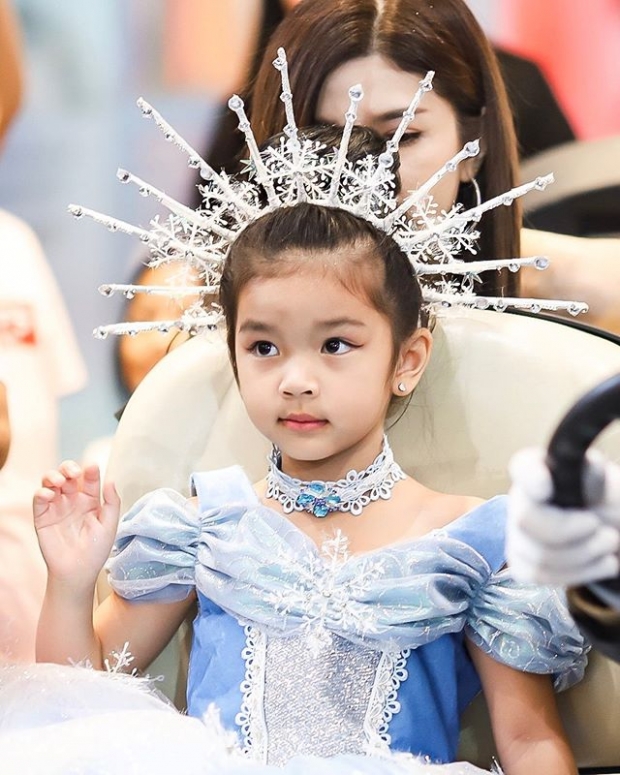 “น้องมะลิ พาขวัญ” ใส่ชุดราชินีเอลซ่าจัดเต็ม! แฟนคลับบอกลุคนี้หนูสวยมากๆ 