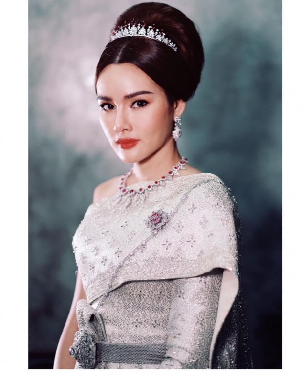  ตระการตา!! หญิง รฐา สวยสง่าดุจนางพญา สวมชุดไทยถ่ายเเบบสุดอลังการ