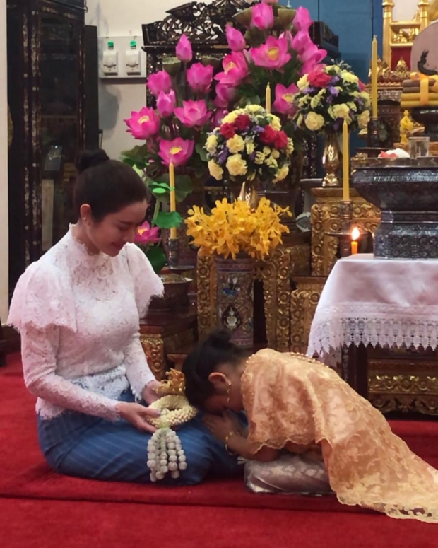 ภาพสุดงดงาม น้องปีใหม่แต่งชุดไทยก้มกราบขอพร แม่แอฟฉลองวันเกิด 5 ขวบ