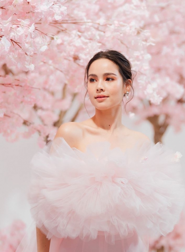 ญาญ่า อุรัสยา  เซ็ตนี้สวยละมุนขึ้นเเท่นเจ้าหญิงของวงการบันเทิง