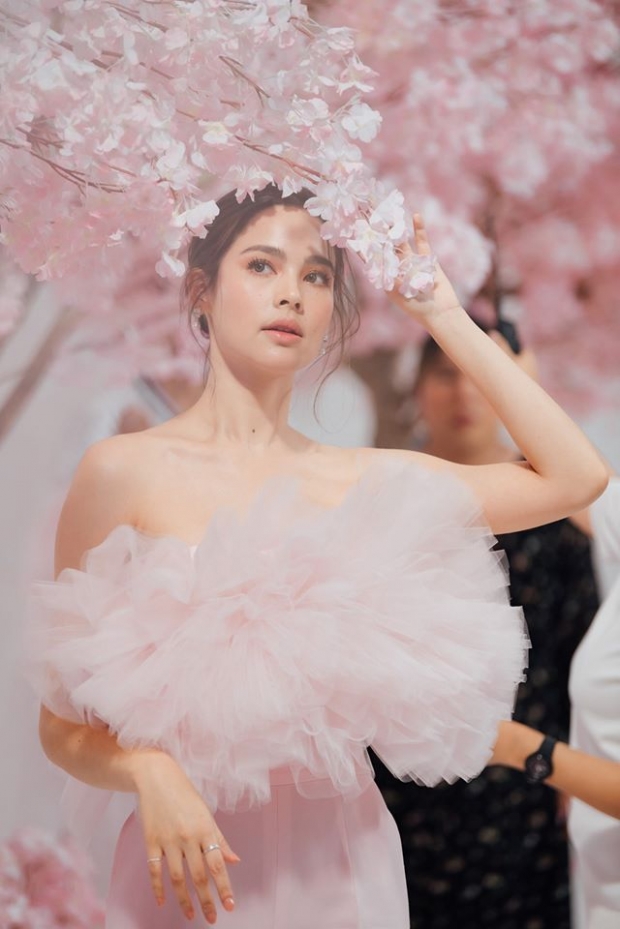 ญาญ่า อุรัสยา  เซ็ตนี้สวยละมุนขึ้นเเท่นเจ้าหญิงของวงการบันเทิง